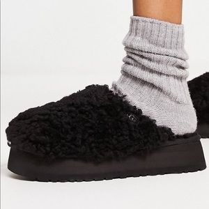 UGG maxi curly platform slides in black(NEVER WORN)